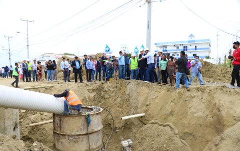 Los habitantes acompañaron a las autoridades a recorrer la obra.