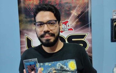 Max Toledo, campeón nacional 2022, junto a su placa de reconocimiento y una carta edición especial única para el ganador.