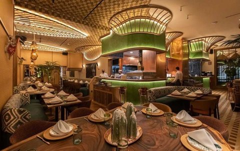 En el restaurante BAKAN puede elegir entre los 300 mezcales de la carta.