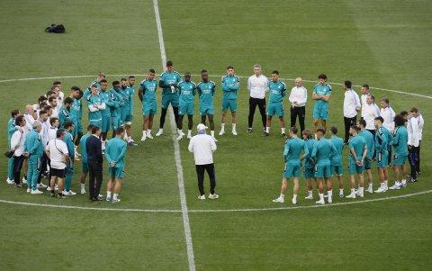 Charla de Ancelotti en el último entrenamiento del Real Madrid en París.