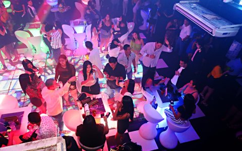 Discotecas. El sonido ensordecedor, el baile y el buen ambiente priman en los cerca de diez centros nocturnos que se repletan de jóvenes, los fines de semana.