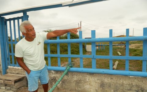 Javier Miño muestra el sitio por donde entran los antisociales.