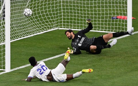 Vinicius Junior anota el gol con el que el Real Madrid venció al Liverpool y se corona campeón de la Champions.