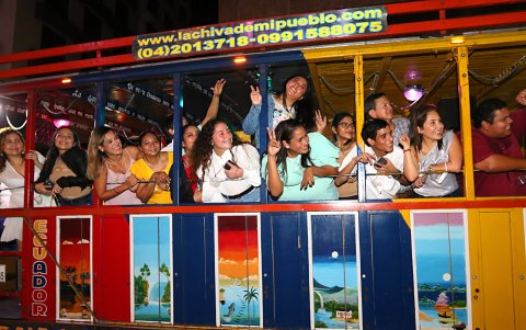 Dinamismo. Diferentes grupos de amigos participan en estos recorridos.