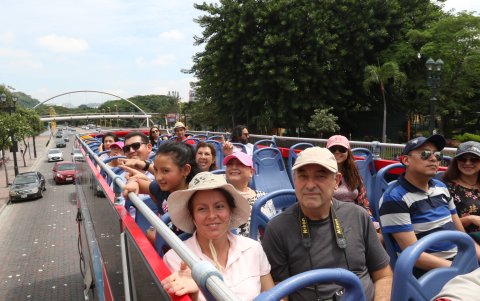 Alternativa. Diferentes familias y turistas aprovechan los recorridos para conocer más a la ciudad.