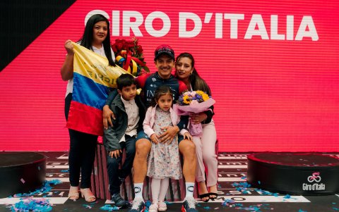 Richard Carapaz junto a su familia celebrando un nuevo logro.