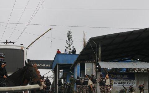 El 10 de mayo se registró una masacre en una cárcel de Santo Domingo. La tensión se extendió los días posteriores. Internos subieron al techo de la entrada del penal para exigir mejores condiciones y para rechazar los traslados de otros reos a ese centro de reclusión.