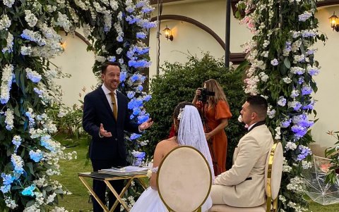 Durante un emotivo momento de la ceremonia.