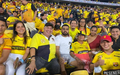 María Leonor Torres (d), de 90 años, celebró junto a su familia en el estadio.