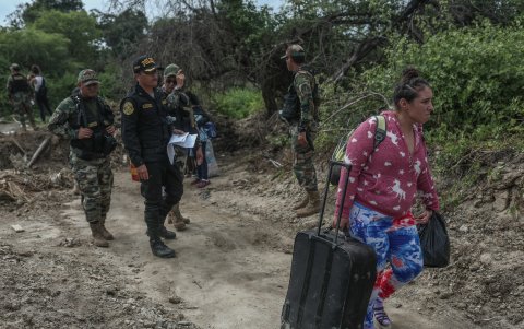 Un grupo de policías de la zona de Aguas Verdes intervienen a un grupo de venezolanos que pasan clandestinamente la frontera entre Ecuador y Perú.