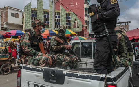 Un grupo de policías se prepara para iniciar intervenciones en los puentes clandestinos en la frontera de Perú y Ecuador.