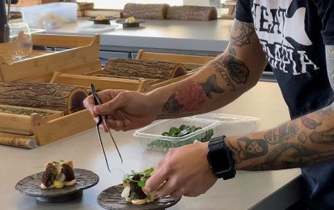 Una de las principales recomendaciones sanitarias es laavarse bien las manos antes de cocinar.