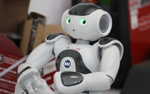 Fotografía de Uteco, el robot 'profesor' desarrollado por científicos uruguayos, en Rivera (Uruguay).