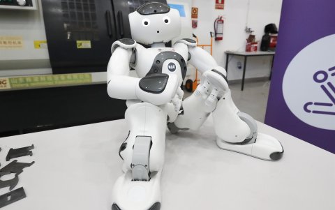 Fotografía de Uteco, el robot 'profesor' desarrollado por científicos uruguayos el 31 de marzo de 2022, en Rivera (Uruguay).