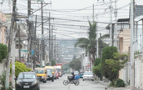 El enredo de cables está sobre las cabezas de quienes habitan en esta ciudadela y se tornan un peligro.