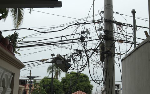 Los 'tallarines' colgantes impiden a los residentes de la ciudadela Guayacanes contemplar el paisaje de su sector.