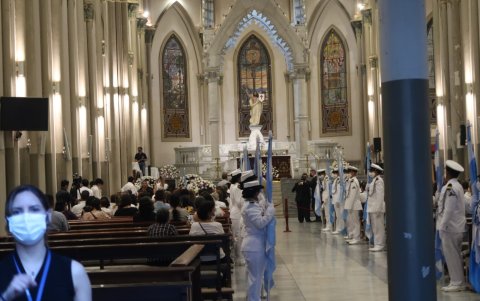 El interior de la catedral durante la misa de Tania Tinoco.