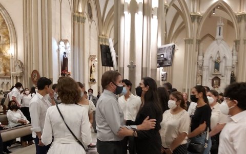 Los amigos y familiares se acercaron a darle las condolencias al esposo de Tania.