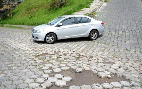 Daños. Los vehículos grandes y pequeños deben hacer maniobras para evitar caer en los baches que generan el desprendimiento de las piezas.