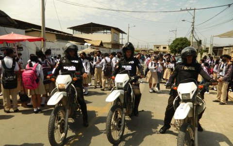 Los motorizados recorren las escuelas, pero el personal resulta insuficiente, a decir de la ciudadanía.