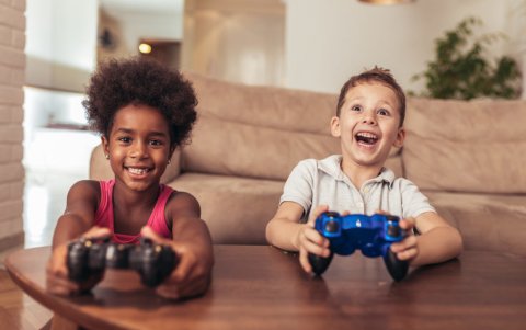 Desde 1980 los niños pueden interactuar con las consolas de videojuegos desde temprano edad.