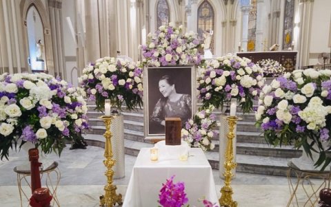 La urna funeraria con sus cenizas.