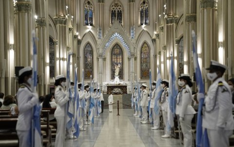La corte de honor la formó la Academia Naval Almirante Illingworth.