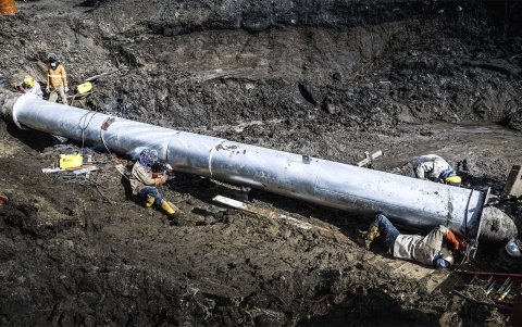 Un grupo de obreros trabaja en la rehabilitación en acueducto en la vía a la costa.