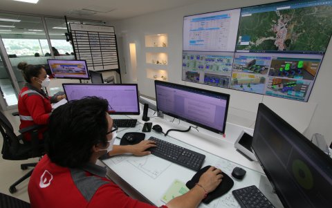 La sala de control, desde la cual se puede ver en tiempo real el suministro de agua potable de toda la ciudad de Guayaquil.
