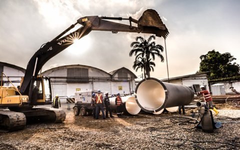Izaje de tramos de acueducto para posterior instalación, que permite la rehabilitación de la red de agua potable.