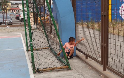 La falta de áreas infantiles limita a los niños, a veces, a ver simplemente jugar.