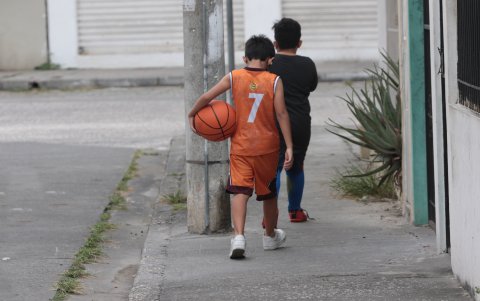 Las veredas sirven de canchas ante la falta de parques infantiles y recreativos en algunos barrios de la ciudad.