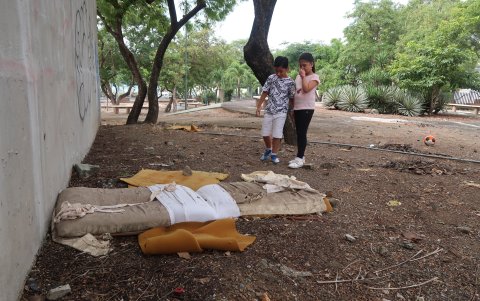 Colchonetas que emanan malos olores acompañan a los niños en el parque Pierre de Coubertin, ubicado en la avenida Del Bombero.