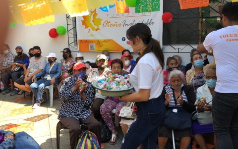 Los adultos mayores recibieron dulces
