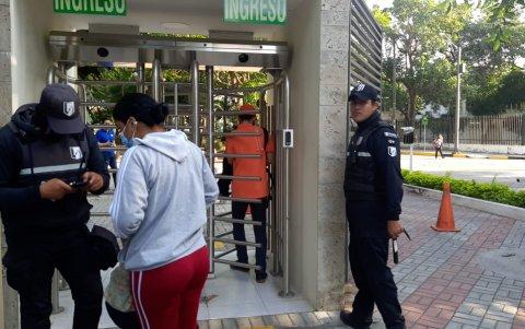 Los alumnos cuentan con la credencial estudiantil para ingresar a la ciudadela universitaria.