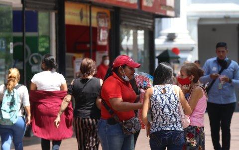 Muchas mujeres buscan salir acompañadas de su casa, ante el temor por el índice delincuencial que se vive.