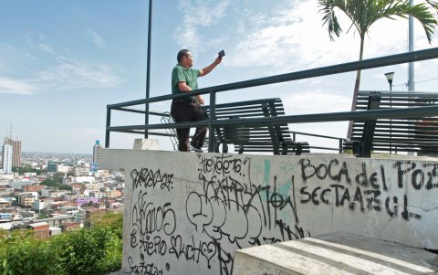 En el mirador del cerro del Carmen, las paredes dañan el paisaje y el momento de ver a Guayaquil, desde lo alto.