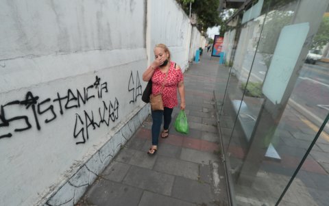 Los paraderos de buses están rodeados de un panorama gris, que evidencia la falta de amor por la ciudad y sus bienes.