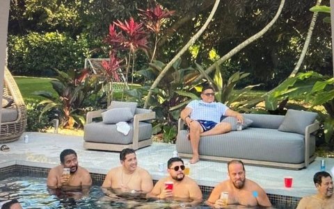 Reunión. Aleaga, segundo desde la izq., junto a Xavier Jordan, de barba rubia, quien está prófugo en Ecuador.