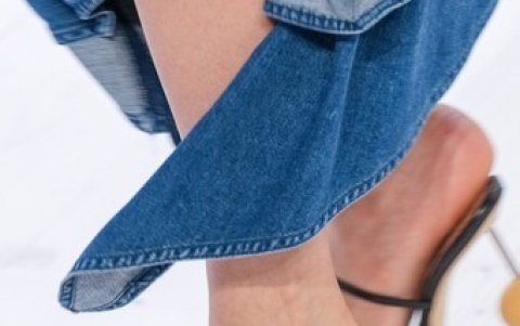 Los tacones artísticos acompañan looks irreverentes