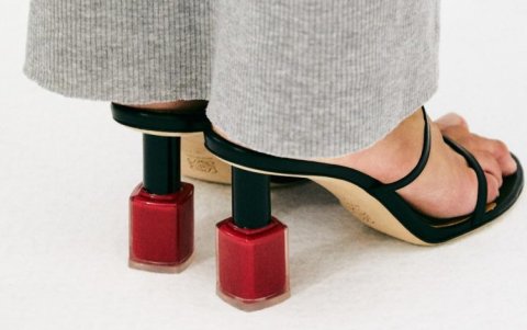 Los tacones geométricos se utilizan en looks casuales.