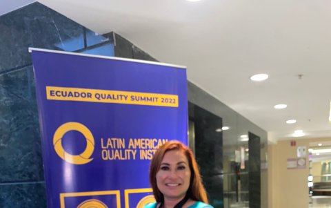 La doctora Gabriela Rodríguez Plaza junto a su reconocimiento por parte de Latin American Quality Institute.