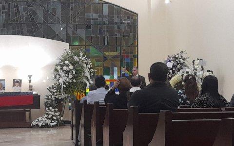 Amigos y colegas le dan el último adiós.