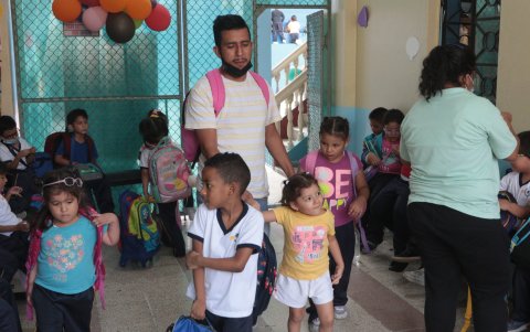 Los padres no descuidan a sus hijos y están atentos en el proceso de presencialidad.