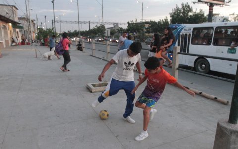 Desorden. La ausencia de parques y áreas verdes provoca que los menores, en su afán de divertirse, transformen las veredas en canchas de fútbol.