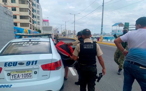 Hasta en sitios turísticos como el malecón de Salinas son capturados hoy los delincuentes que roban a las familias.