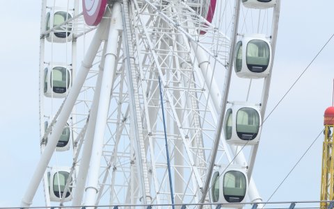 Los daños en la fachada de la estructura donde se asienta la noria son evidentes.