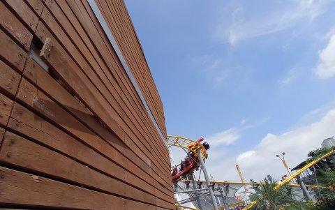 Varias secciones del parque donde hay madera como pisos y fachadas están deterioradas.