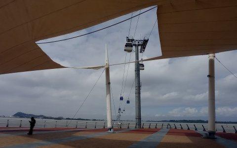 Algunas de las atractivas cubiertas tensadas también acusan daños.