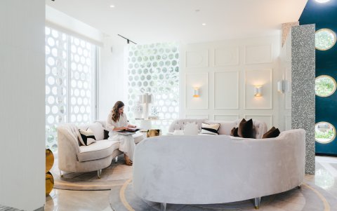 La casa tiene una combinación de paredes de terrazo, con panelados de madera y screens de metal.